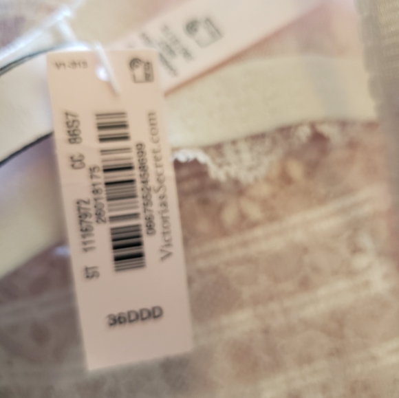 NWT VS Unlined Bra - Picture 3 of 4